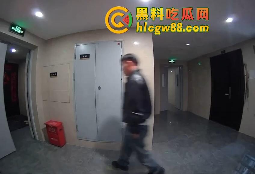 山东小区惊现饿疯贼娃子，大白天溜门撬锁，被发现撒腿就跑，半路还蹲阳台偷看，咋的？饿到不死心？-7