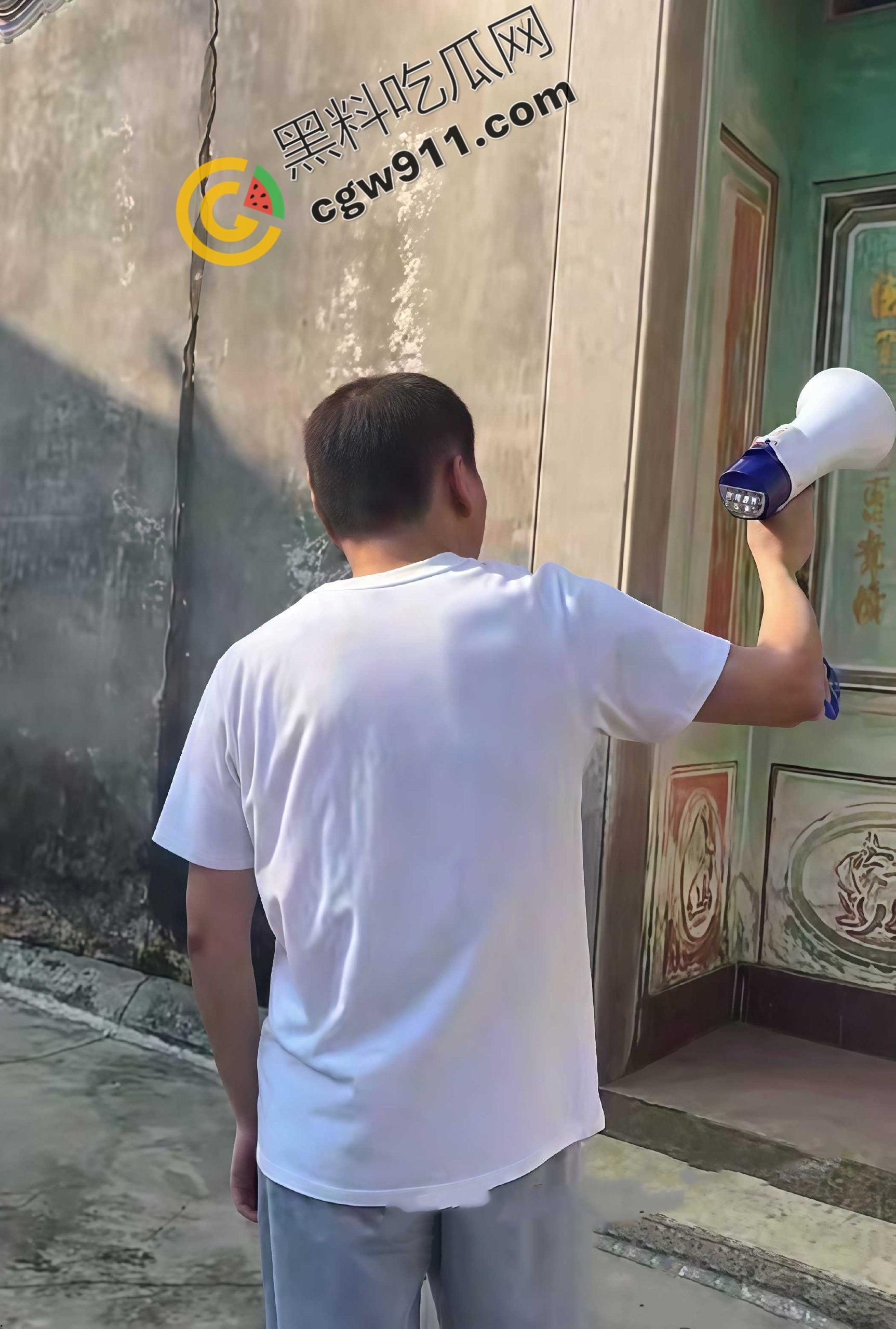 广东普宁惊爆绿帽丑闻：丈夫公开播放妻子出轨证据！三孩皆非亲生，妻家门庭若市，宗祠前成大戏场！-7