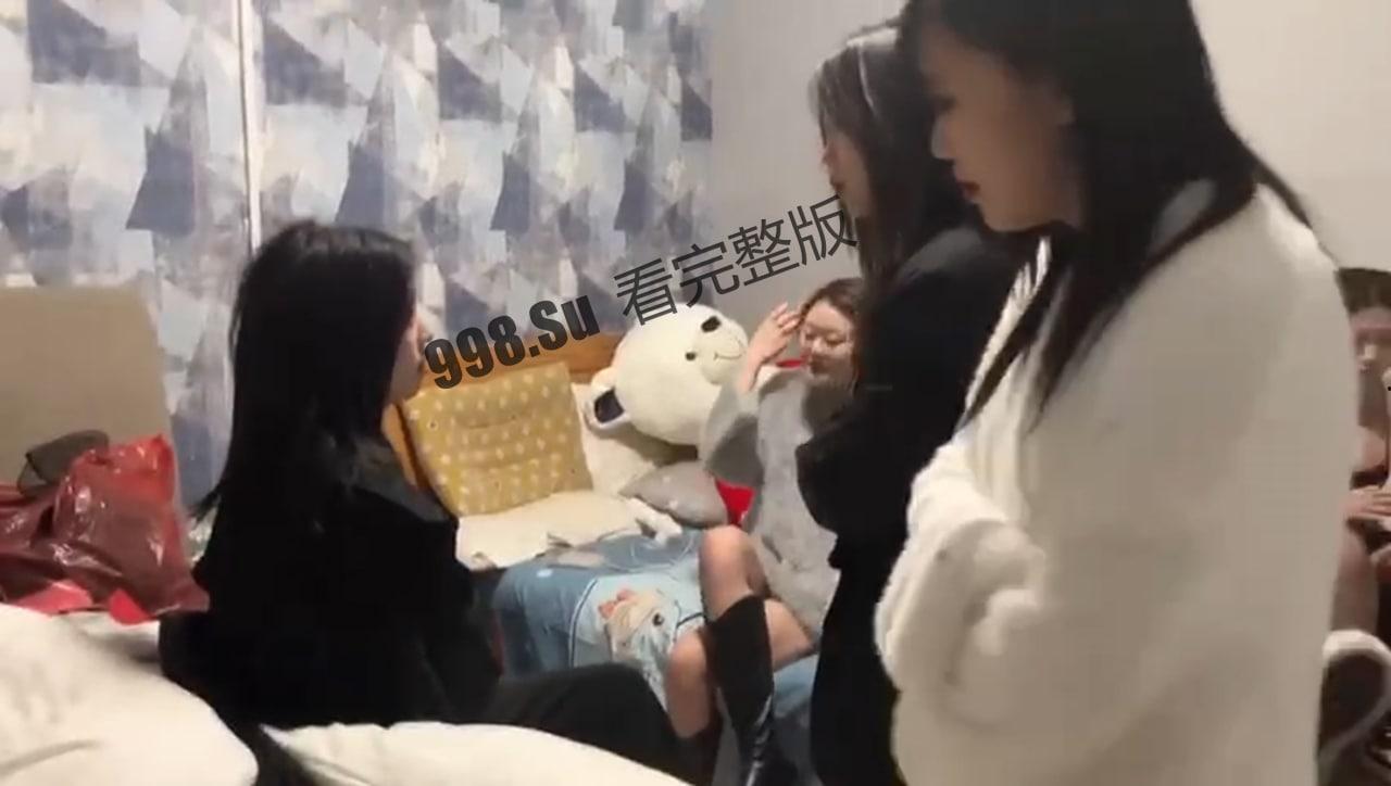 山东日照海乐迪 KTV 霸凌事件 黑衣女子被围殴 跪地磕头求饶-1