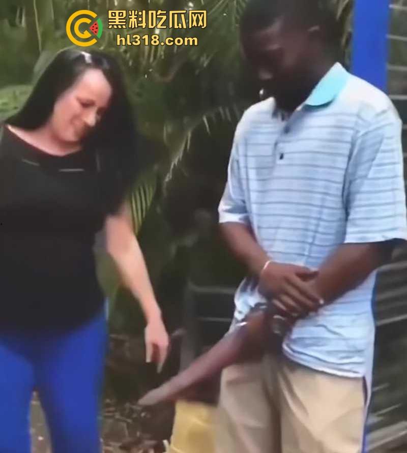 WTF？不是哥们不仔细看我真以为他的第三条腿呢！黑人天赋这么猛，感觉有50厘米啊，媚黑婊的最爱啊！-7