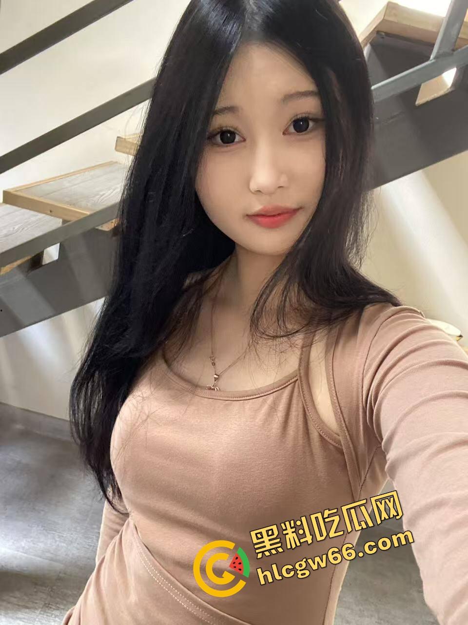 山西淫女『李璐』趁男友出差偷操亲弟弟,无套爆插潮喷喷水,全身润到滴水,小穴蹭蹭阴蒂就喷了三次!-1