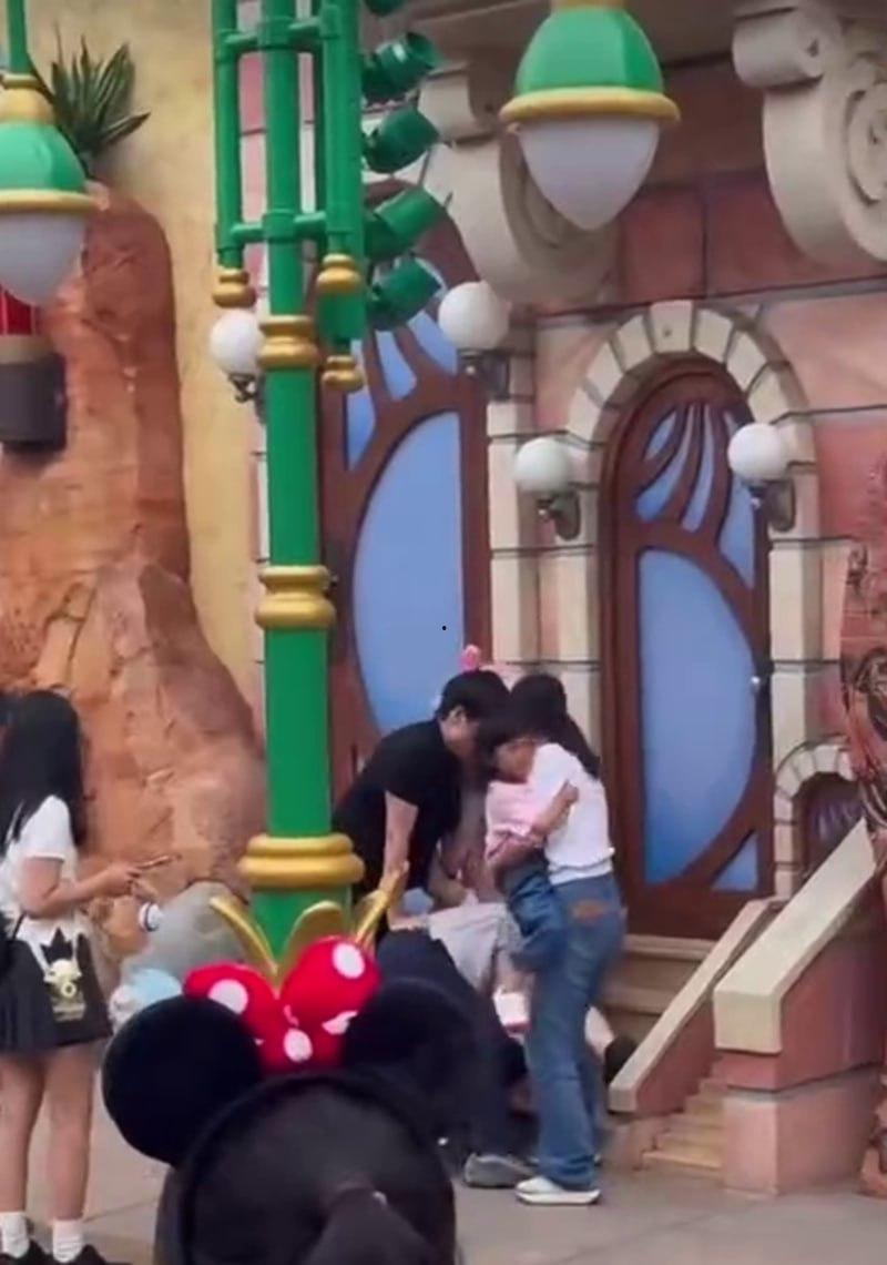 上海迪士尼情侣家长拍照打架事件！对孩子动手引发众怒 撕扯中大奶子露出 后续仍需调查！-7