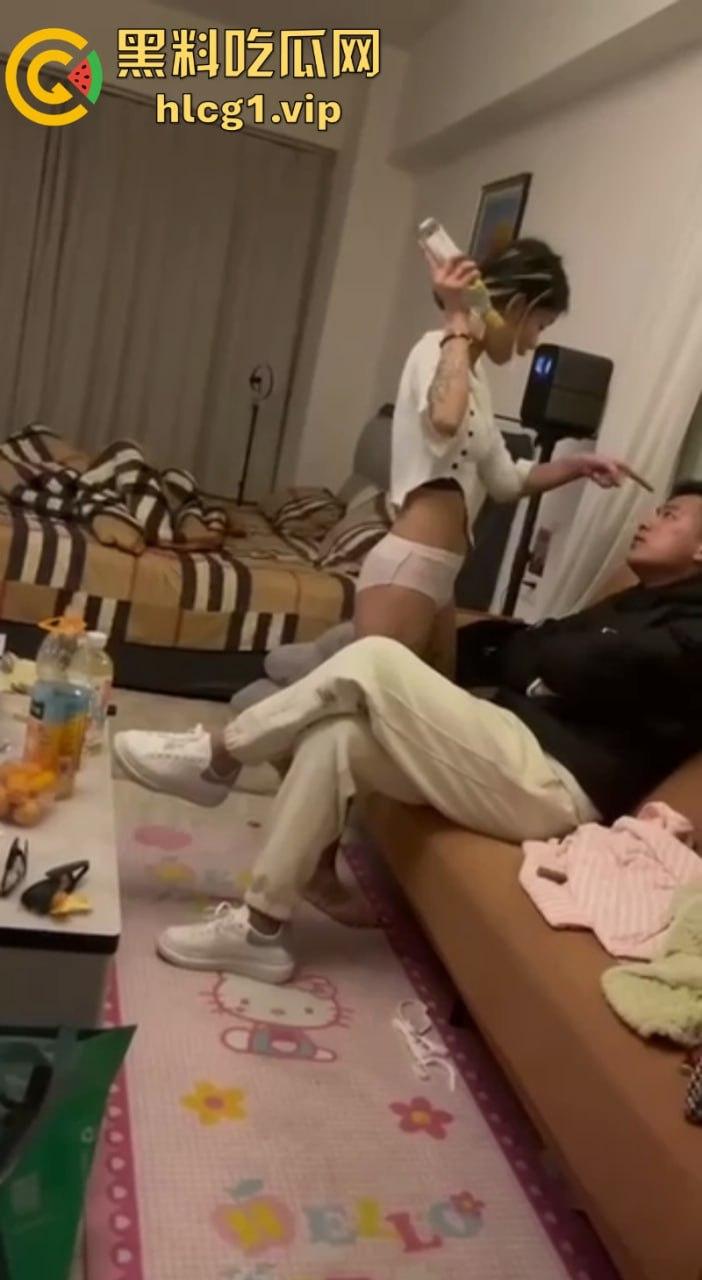 山东临沂 16岁精神小妹街头殴打三轮车司机 后续爆出一顿饭就能无套中出！-9