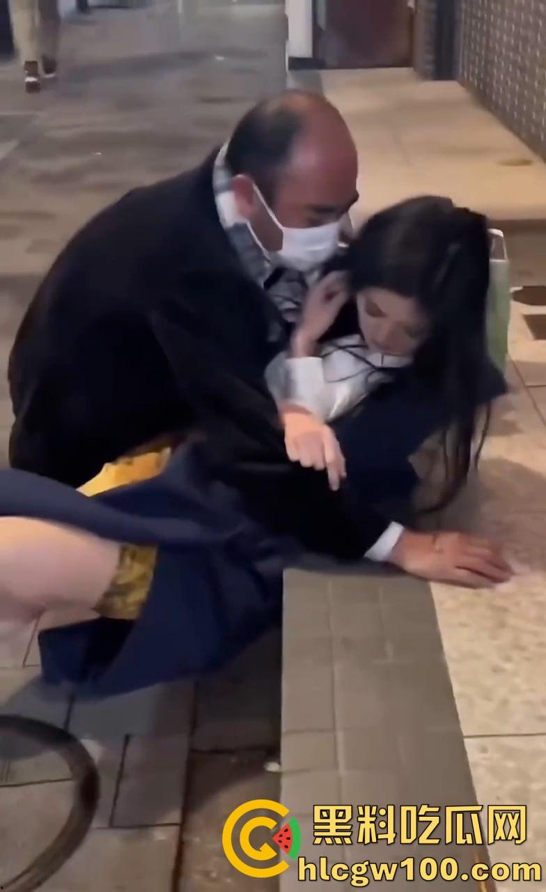 醉酒女人满地喷射，卫生间强暴，流浪汉路边强奸，被捡尸多人轮奸肆意玩弄60V合集-12