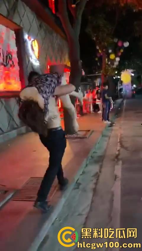 醉酒女人满地喷射，卫生间强暴，流浪汉路边强奸，被捡尸多人轮奸肆意玩弄60V合集-43