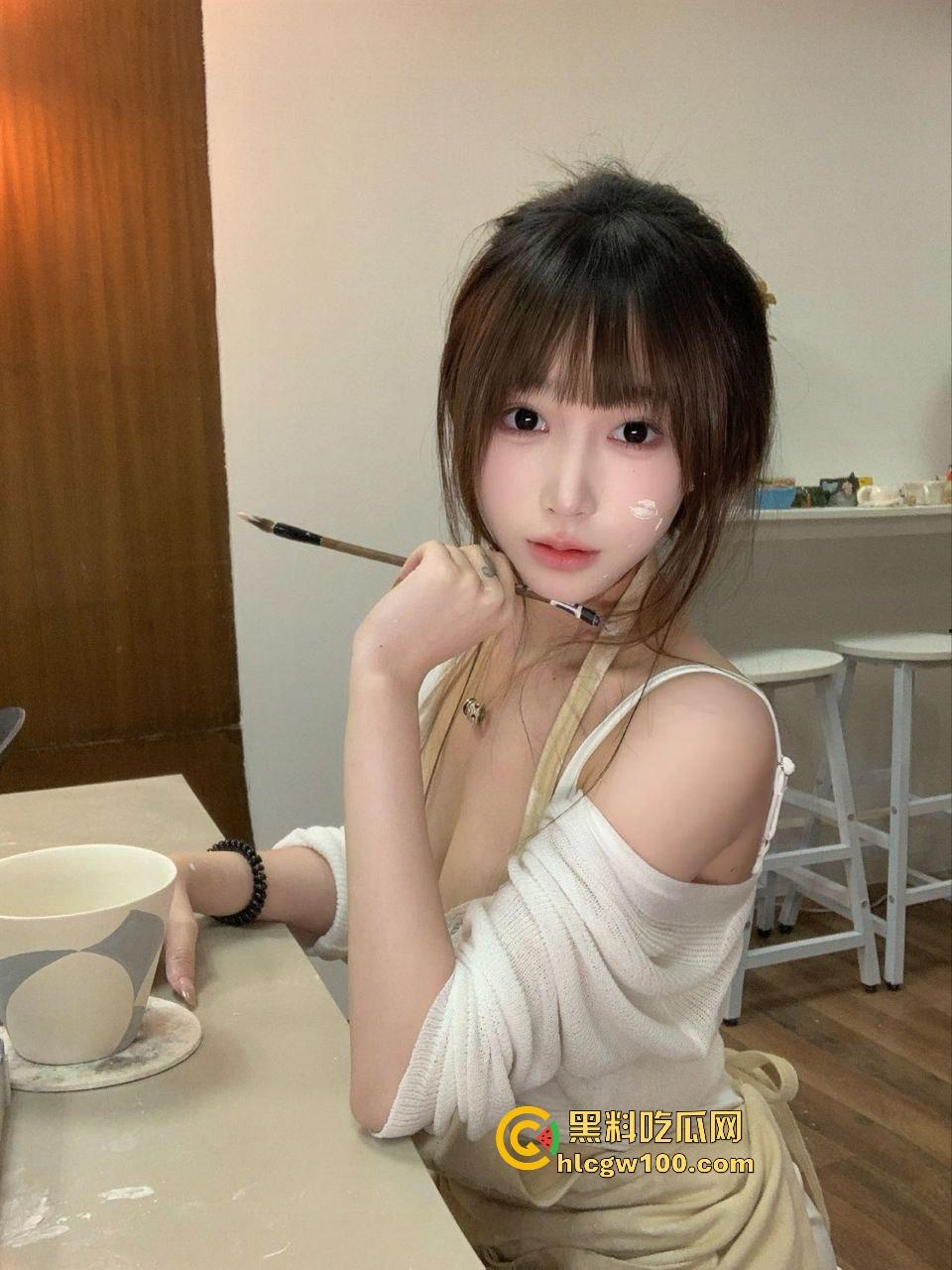 安徽美院【金婉婷】带闺蜜组队找干爹调教，皮鞭伺候拜金女的屁股被抽得像逼一样红，场面骚到不行！-5