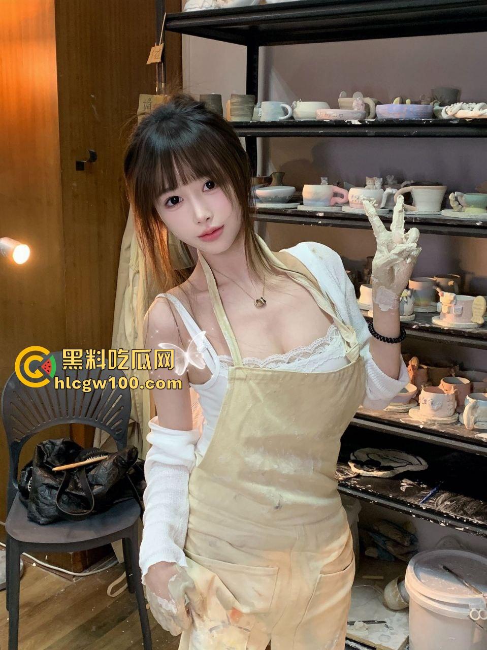 安徽美院【金婉婷】带闺蜜组队找干爹调教，皮鞭伺候拜金女的屁股被抽得像逼一样红，场面骚到不行！-9