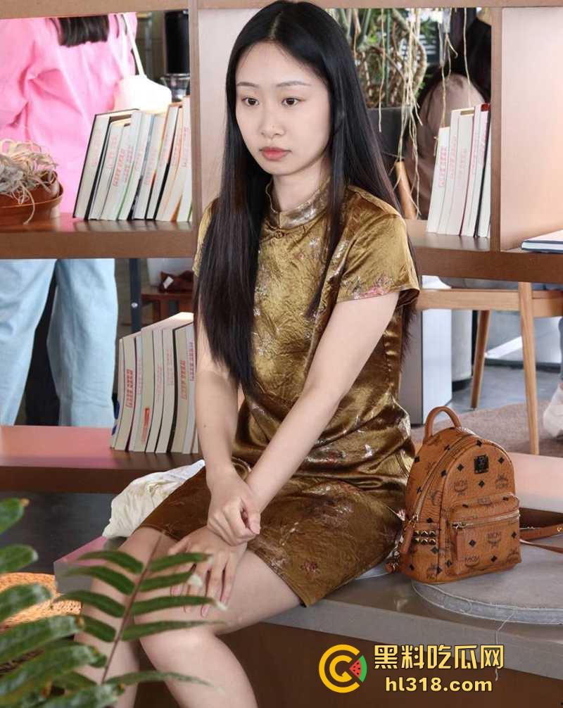 上海浦南幼儿园【林美玲】美女幼师与男友裸聊自慰视频被曝光，反差母狗性瘾巨大，骚浪无比！-4