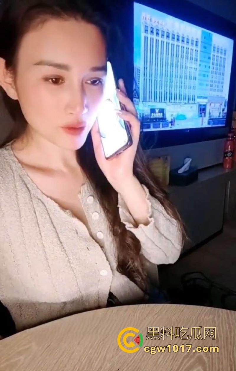 极品小姨子醉酒勾引姐夫！酒店玩真心话大冒险尺度拉满，巨乳半露主动扑倒跪地，边跟姐姐打电话边口交！-1