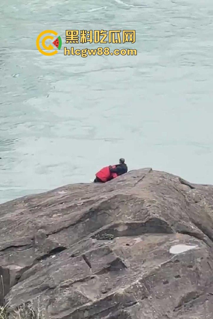 重庆大爷大妈户外河岸边激情野战 大妈俯身口爆 玩的是真花啊 这程度丝毫不输年轻人！-6