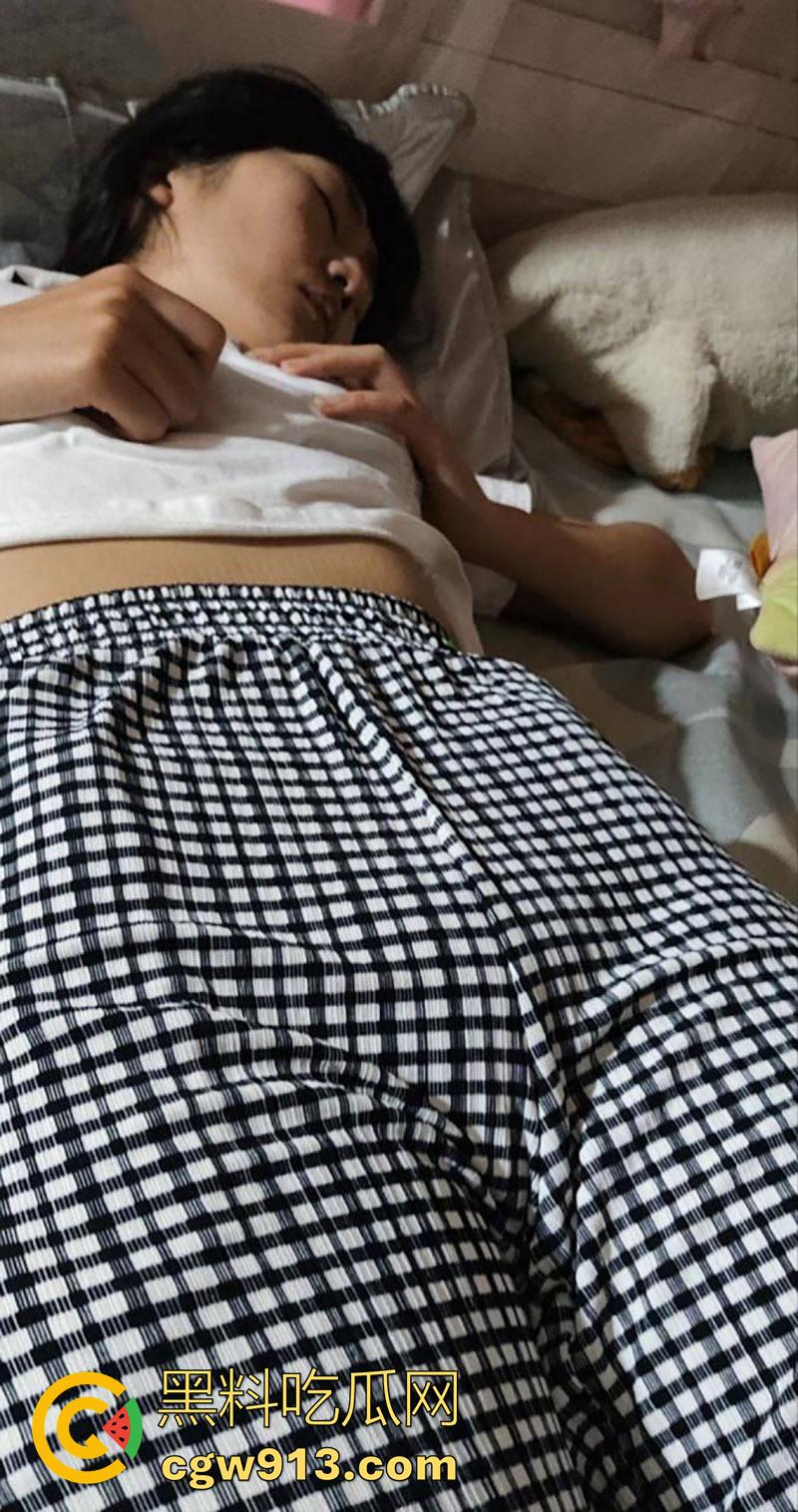 大哥投稿长腿眼镜厂妹，果然十个眼镜九个骚，竟背着偷偷约炮，被大哥发现偷情自拍，一怒之下将其曝光！-2