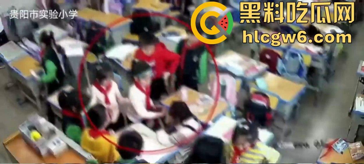 KTV骚操作 唱歌还能摸奶摸着奶才能找到调？后面鸡巴蛋糕舌尖舔诱，舌尖诱惑舔湿蛋糕，这群人玩得太野了！-8