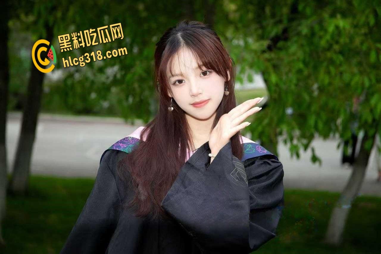 南京工业大学【王诗瑶】，白丝开裆裤当狗溜，跪在地上吃着大屌还比耶！-4