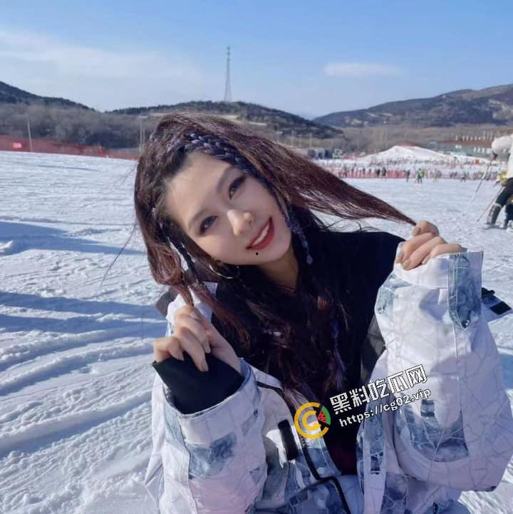 北京海淀区教师 杨佳佳 反差曝光 这个美颜绝了 十级美颜效果 真人竟然长成这样！-1