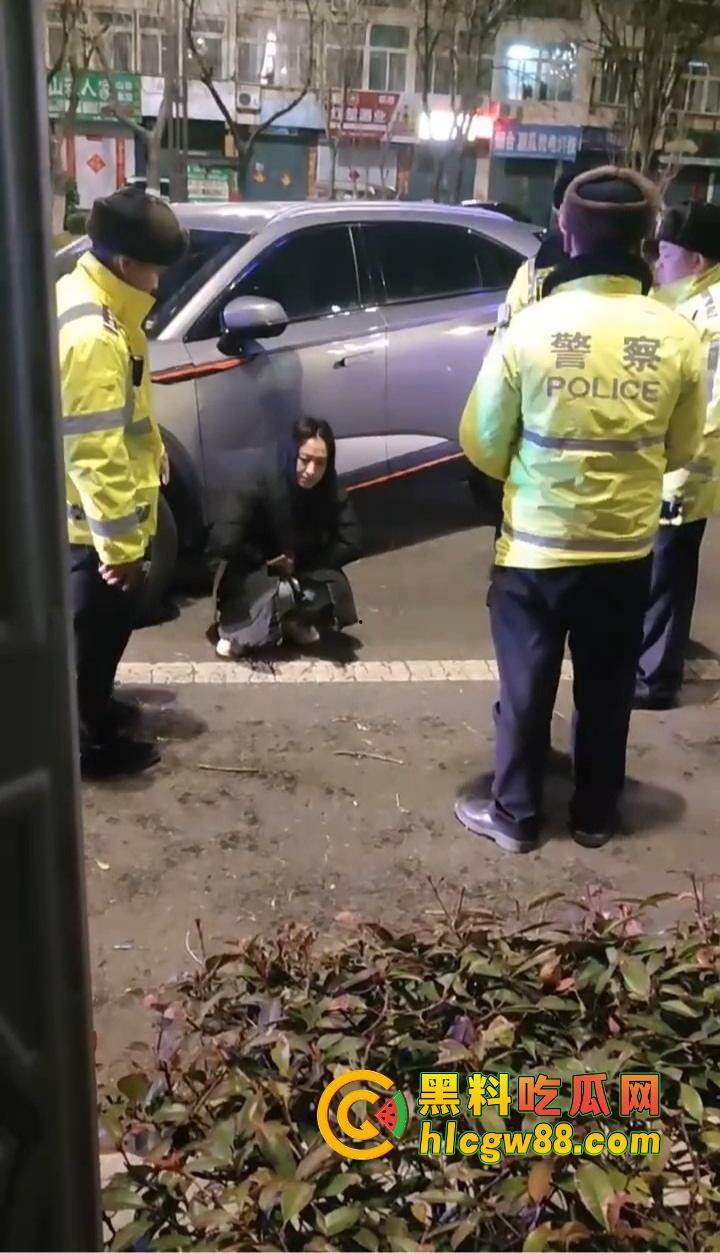 烟台栖霞上演女版无间道，酒驾女司机撞树后跑路 召唤闺蜜上演教科书级顶包戏码 交警这是真·好闺蜜！-4