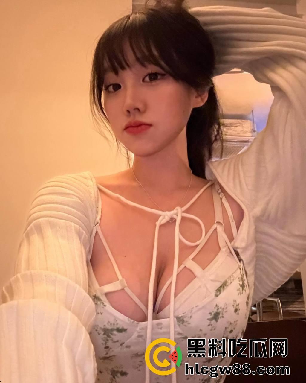 湖州高颜值反差女大【田甜】奶子大如吊钟，极品身材裸舞手势挑逗，正义奶波荡漾！-1