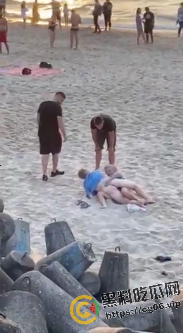 波兰情侣在海滩嗑药磕嗨了当众做爱 被围观指骂还不停 最后被人打到停止-1