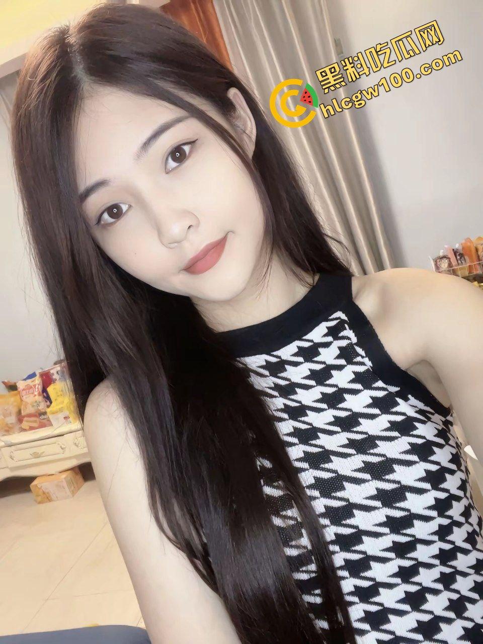 广西桂林贱逼母狗骚货【李欣妍】偷情土豪大哥聊骚拍逼！深喉口爱沙发女上骑乘鸡巴超淫荡！原创独家流出！-3