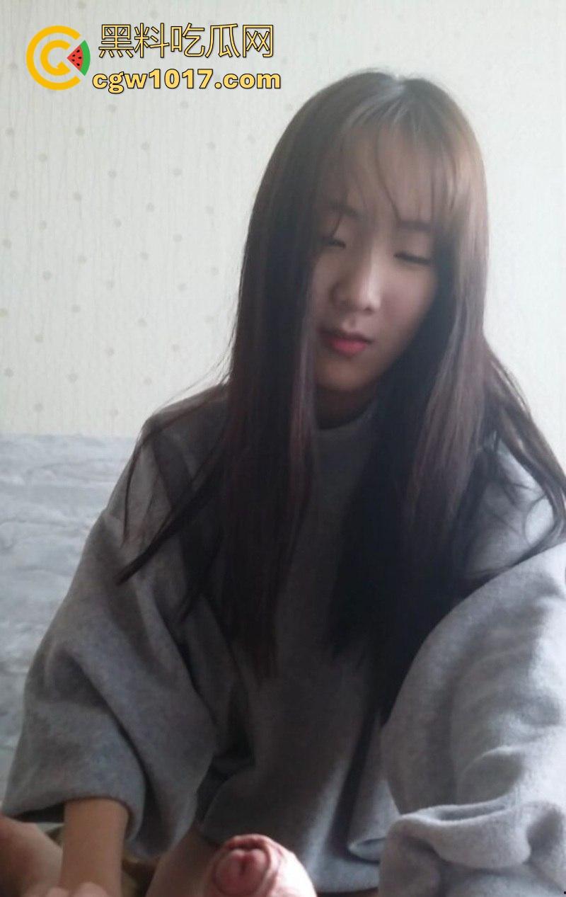 成都美术学院风骚女友【邓琪】看似贤淑端庄的外表下隐藏狂野欲望，口交吞吐巨根，女上骑乘蜜穴紧缩淫水喷涌！-4