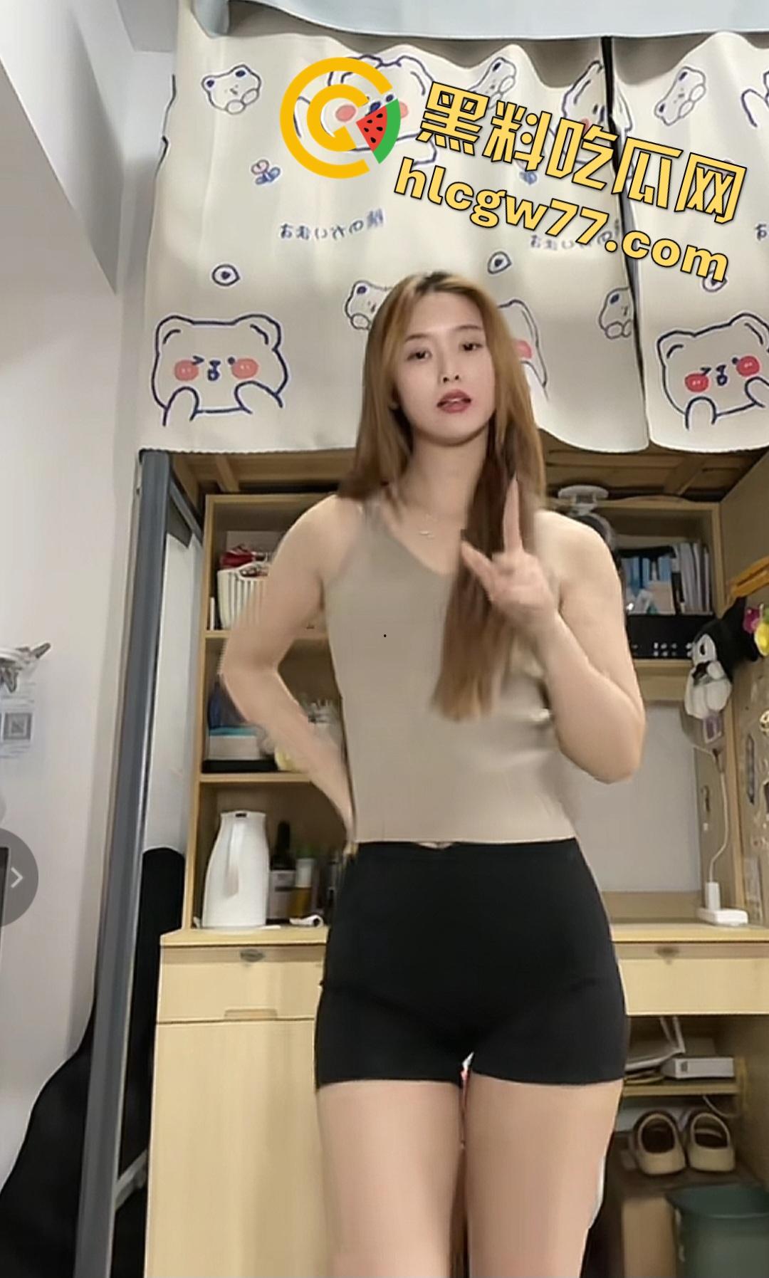 抖音【莉莉爱跳舞吖】被老板儿子当母狗！黑丝库里肉丝+狗链调教，初到社会的一节性课！-2