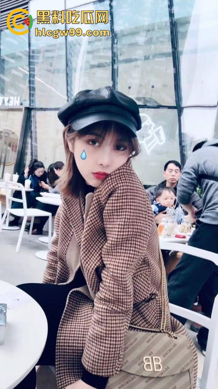 江西短发骚货【佘茜冉】为50万彩礼穿渔网袜情趣制服跪镜子前给男友口爆，500块操一次不香吗？-5