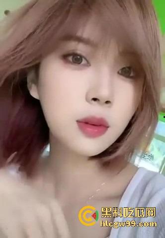 江西短发骚货【佘茜冉】为50万彩礼穿渔网袜情趣制服跪镜子前给男友口爆，500块操一次不香吗？-7