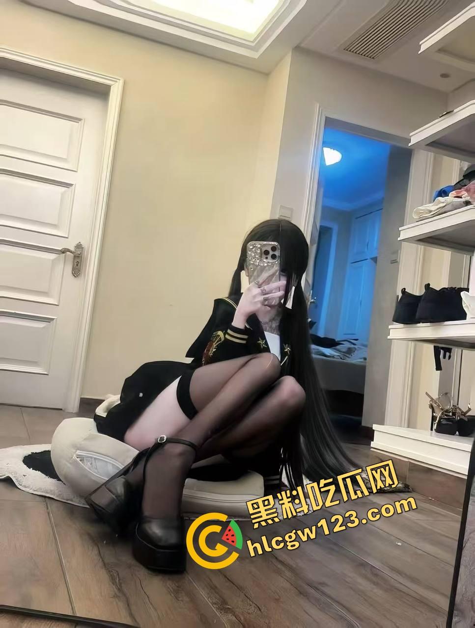 万物皆可插 她逼比收纳箱还万能，嫩妹用整根黄瓜怼逼胡萝卜插菊操到抽搐，差点送医院！-7