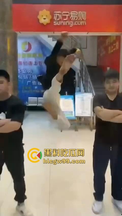 河南精神小伙线上嘴硬嚣张跋扈，线下衣服被脱光吊打，飞踢猛踹，互联网嘴炮被打得嗷嗷叫不敢还手！-2