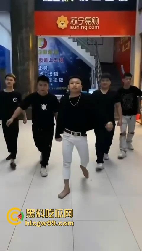 河南精神小伙线上嘴硬嚣张跋扈，线下衣服被脱光吊打，飞踢猛踹，互联网嘴炮被打得嗷嗷叫不敢还手！-4