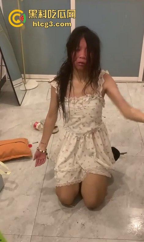河南霸凌事件！女孩被精神小妹扒光衣服侮辱 拳打脚踢逼她跪下！-2