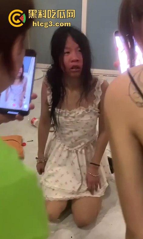 河南霸凌事件！女孩被精神小妹扒光衣服侮辱 拳打脚踢逼她跪下！-3