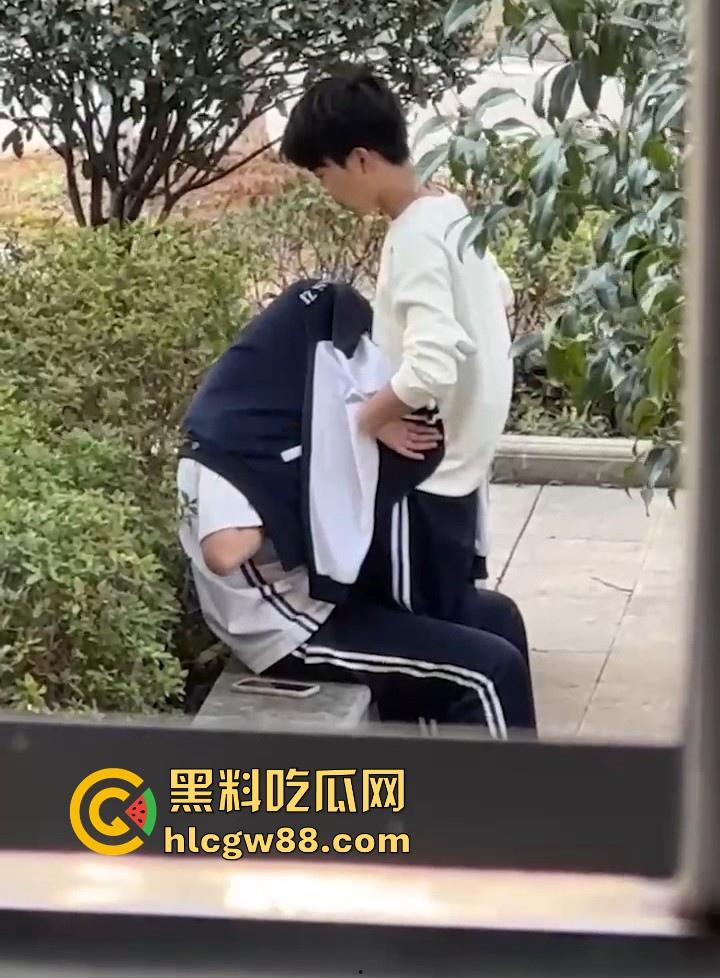 南京第三中学逆天小情侣野外做露水夫妻 无视旁人口交舔奶 被偷拍视频流出！-4