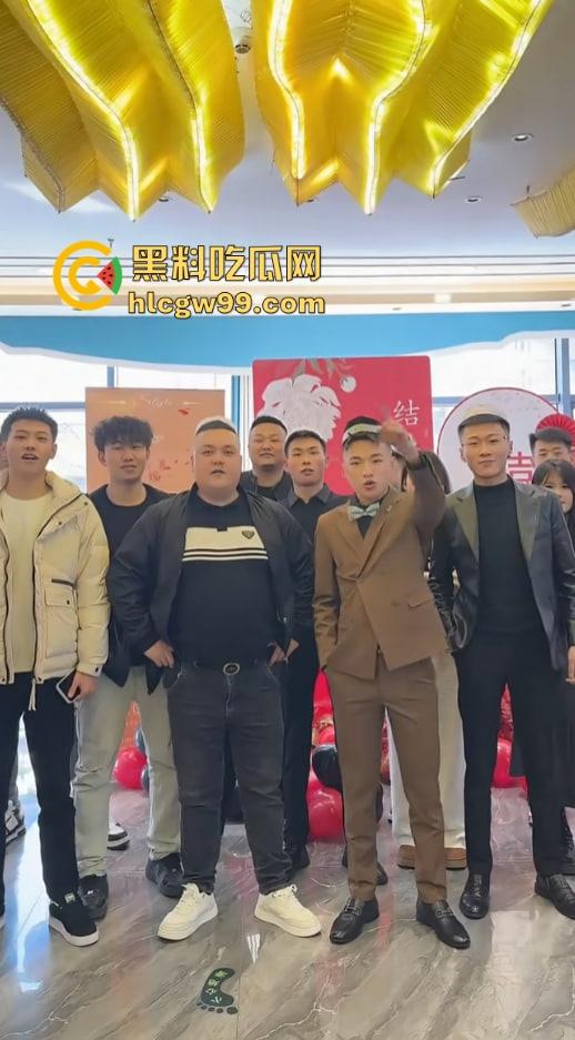 青海回族精神小伙结婚直播炸裂翻车，跟大哥吵架直接掀桌子砸盘子，这婚结得比打架还热闹！-5