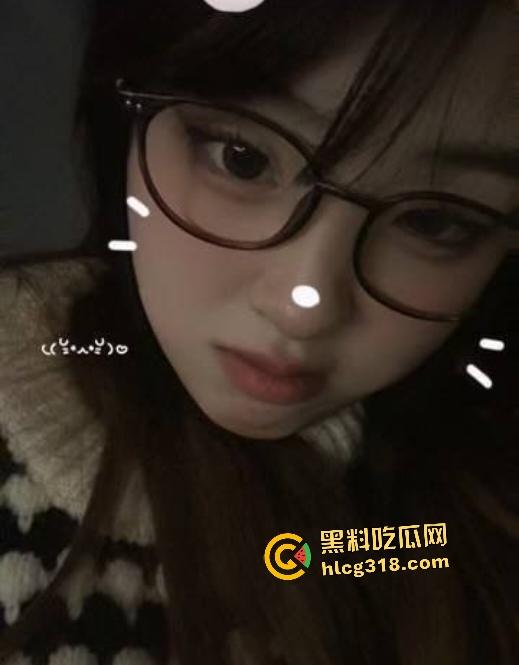 反差眼镜婊给男友口交第一视角最佳角度，不但眼睛骚，口活技术也好，但男友不懂享受猛按头深喉！-1