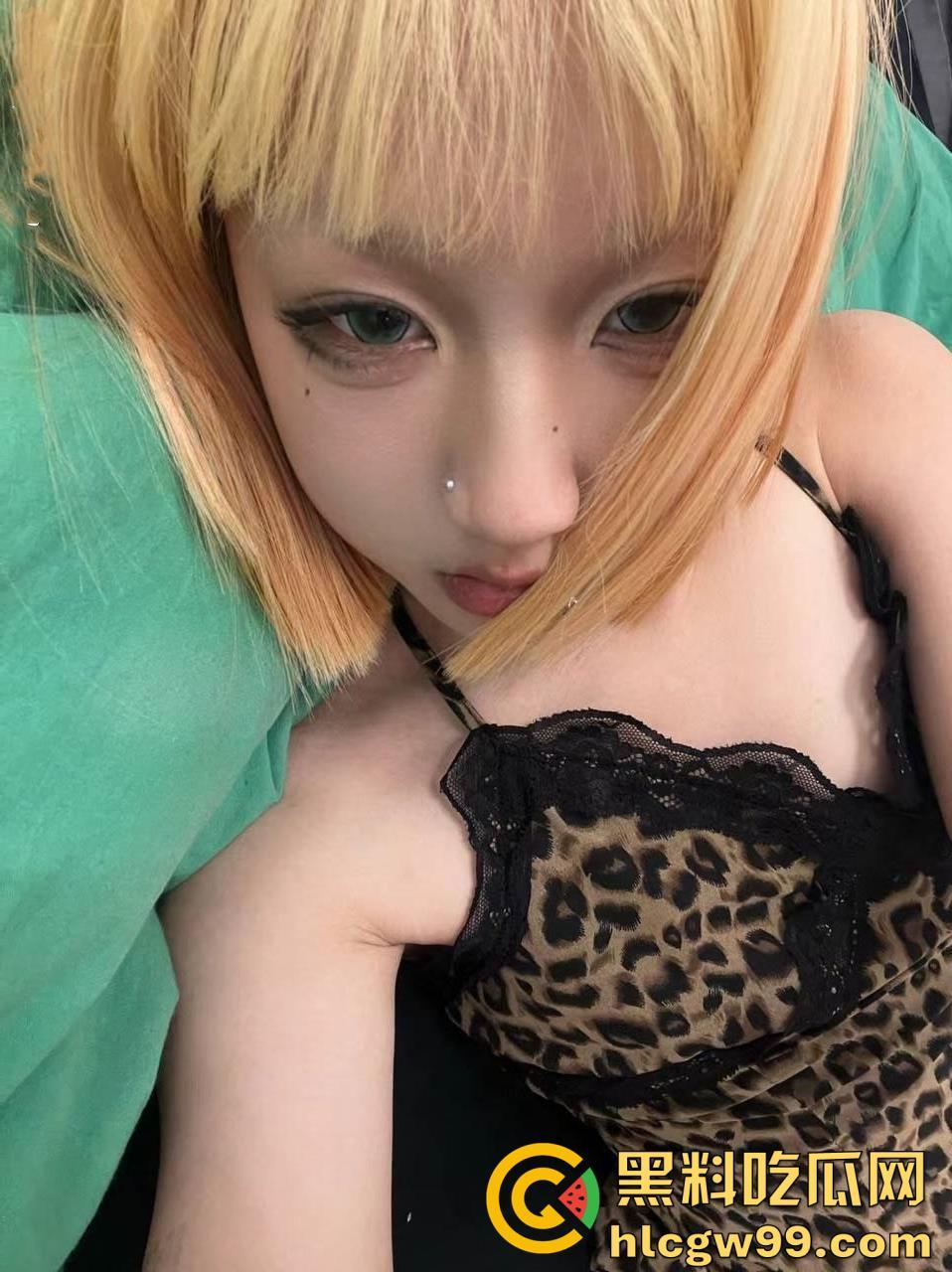 沈阳女大【刘欣语】，寂寞难耐道具自慰难满性欲，人前太妹生人勿近人后母狗大鸡巴抽插-7