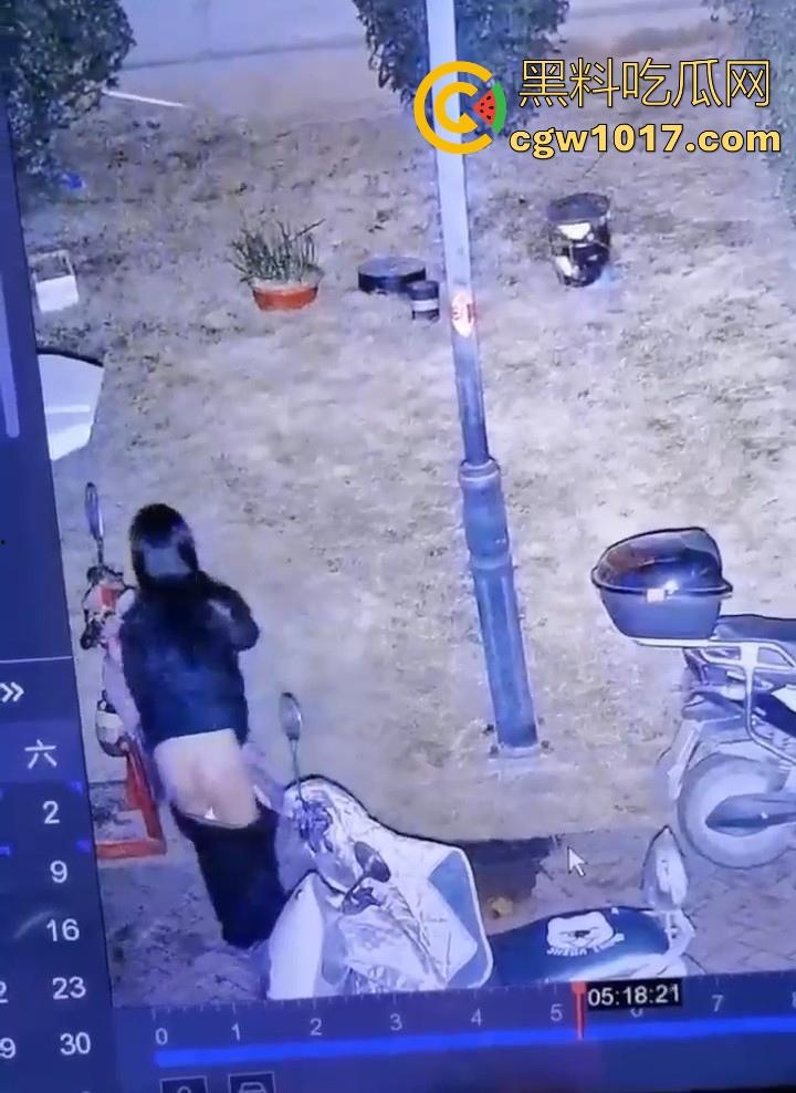 这就是小红书上的小仙女嘛！人模人样小姐姐随地拉屎，还很讲究拿别人电动车上的衣服擦屁屁，真的把我笑死！-5