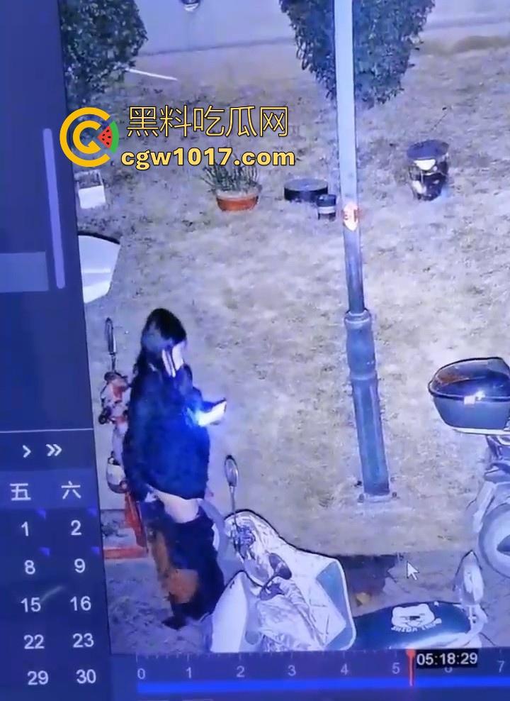 这就是小红书上的小仙女嘛！人模人样小姐姐随地拉屎，还很讲究拿别人电动车上的衣服擦屁屁，真的把我笑死！-7