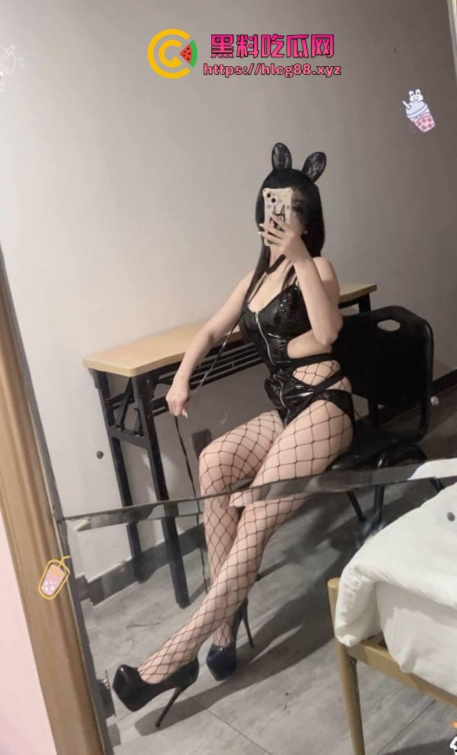 福建厦门御姐『王兜兜』浪肉天赐蕾丝婊，黑丝足交捣骚窝，脚丫戳逼汁满溢，撑烂骚穴不怕脚气臭！-7