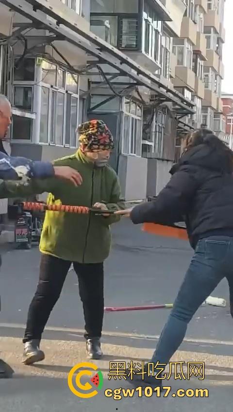 人狗街头大战！比特撕咬绝望老登，撕咬了一会主人拦开，狗子越想越气再次扑咬，不是路上这么多人就合着要这老头呗！-10