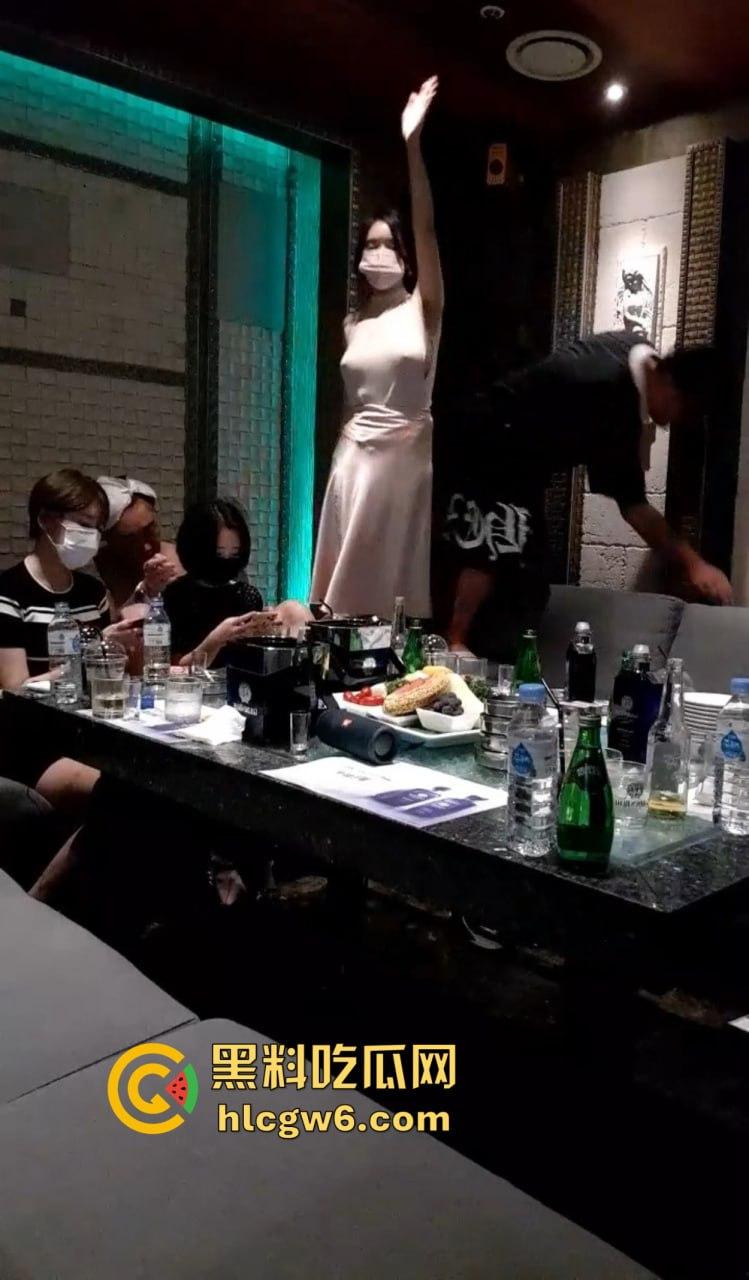 韩国暗黑KTV擦边直播太离谱，36D豪乳坐台妹现场被摸奶扣穴，棒子隔着衣服都要扣出水，再直播估计就现场艹了！-6
