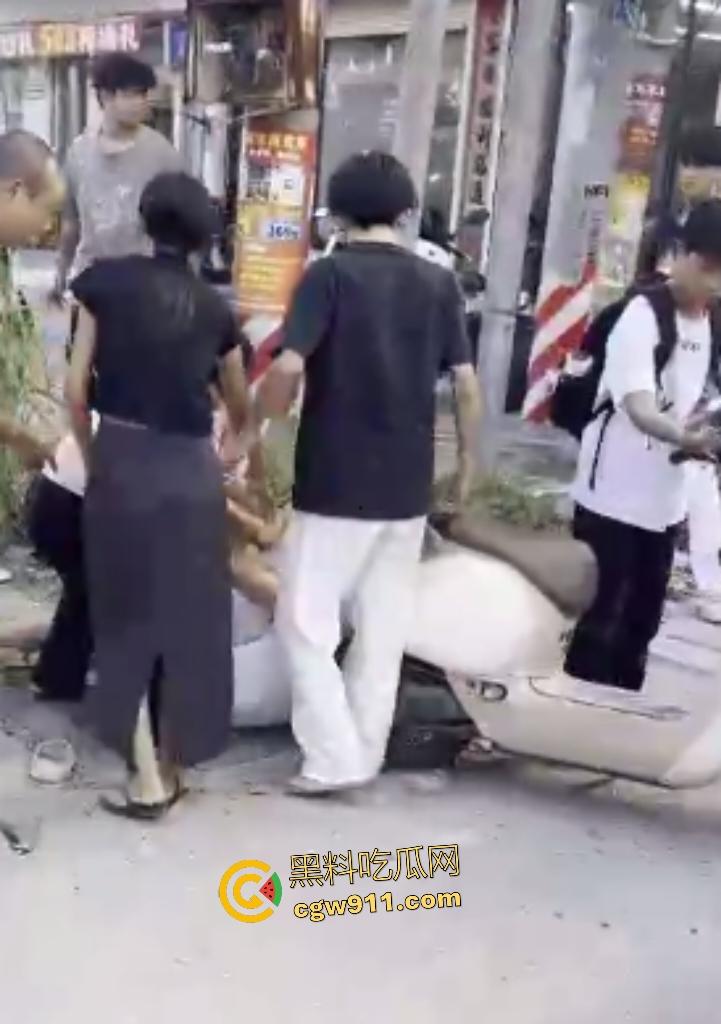 揭阳鬼火少年路边互殴，少妇大妈直接乱入拉架，平头小伙头破血流还反骂少妇影响发挥！-2