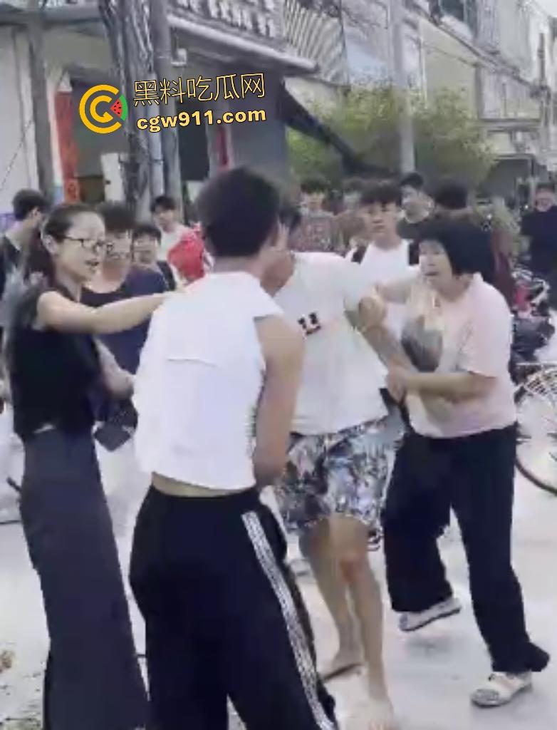 揭阳鬼火少年路边互殴，少妇大妈直接乱入拉架，平头小伙头破血流还反骂少妇影响发挥！-4