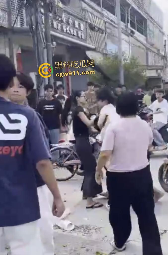 揭阳鬼火少年路边互殴，少妇大妈直接乱入拉架，平头小伙头破血流还反骂少妇影响发挥！-6