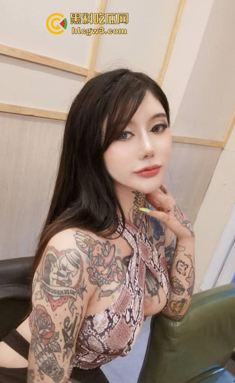 重庆骚气博主『赵可馨』蝴蝶飞上胸逼上鹿在跑，全身铭文纹身，舌顶唇钉加持口技，绳艺捆绑骚到腿软！-21