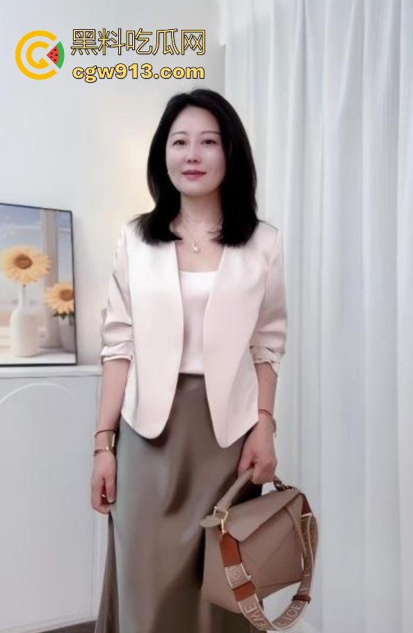 饥渴已久的干妈勾引我吃完饭就去干她，性爱途中接电话浪叫不停，花式猛干，呻吟声充满了整个房间！-2