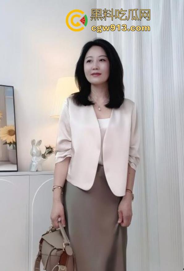 饥渴已久的干妈勾引我吃完饭就去干她，性爱途中接电话浪叫不停，花式猛干，呻吟声充满了整个房间！-3