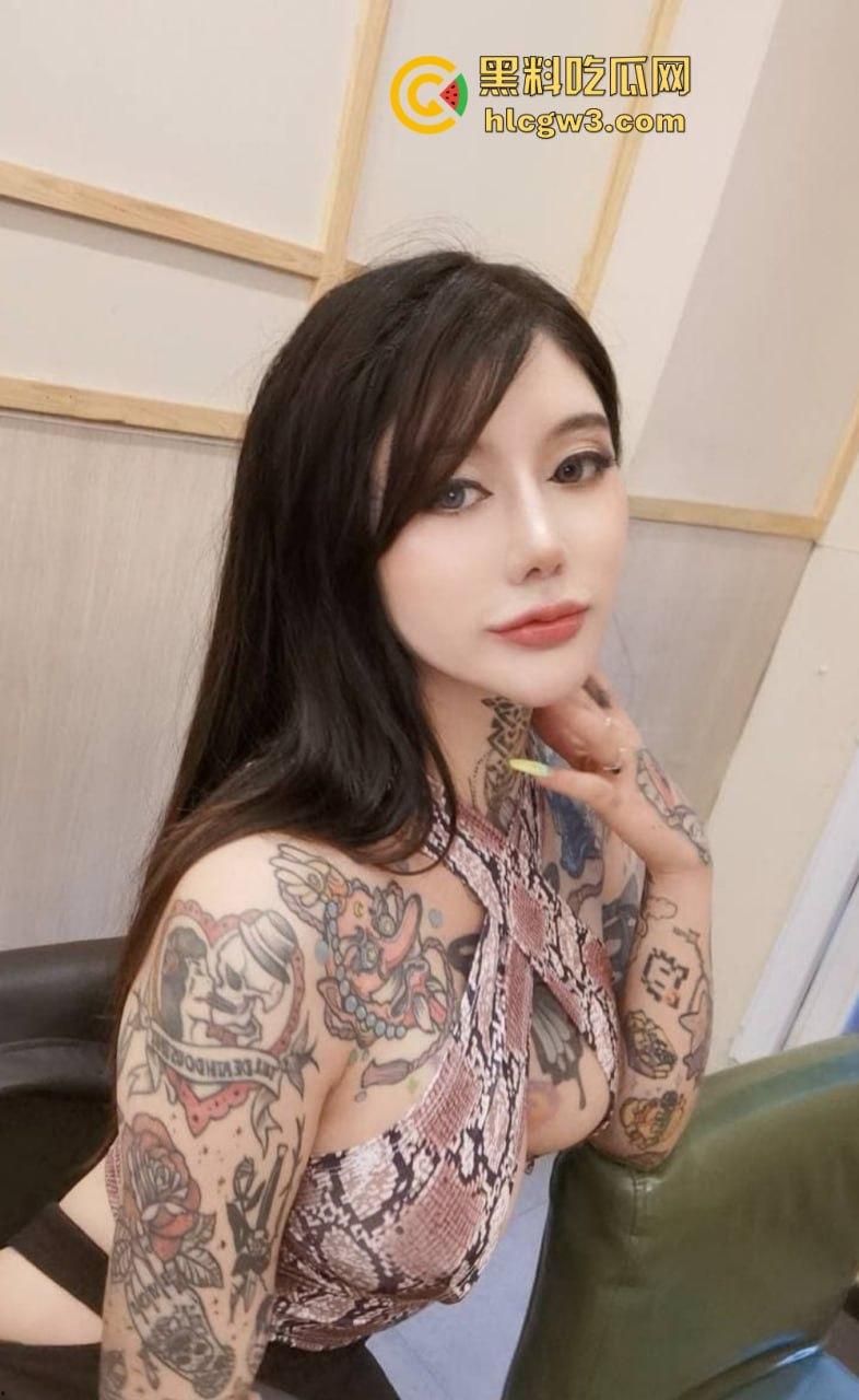 重庆骚气博主『赵可馨』蝴蝶飞上胸逼上鹿在跑，全身铭文纹身，舌顶唇钉加持口技，绳艺捆绑骚到腿软！-36