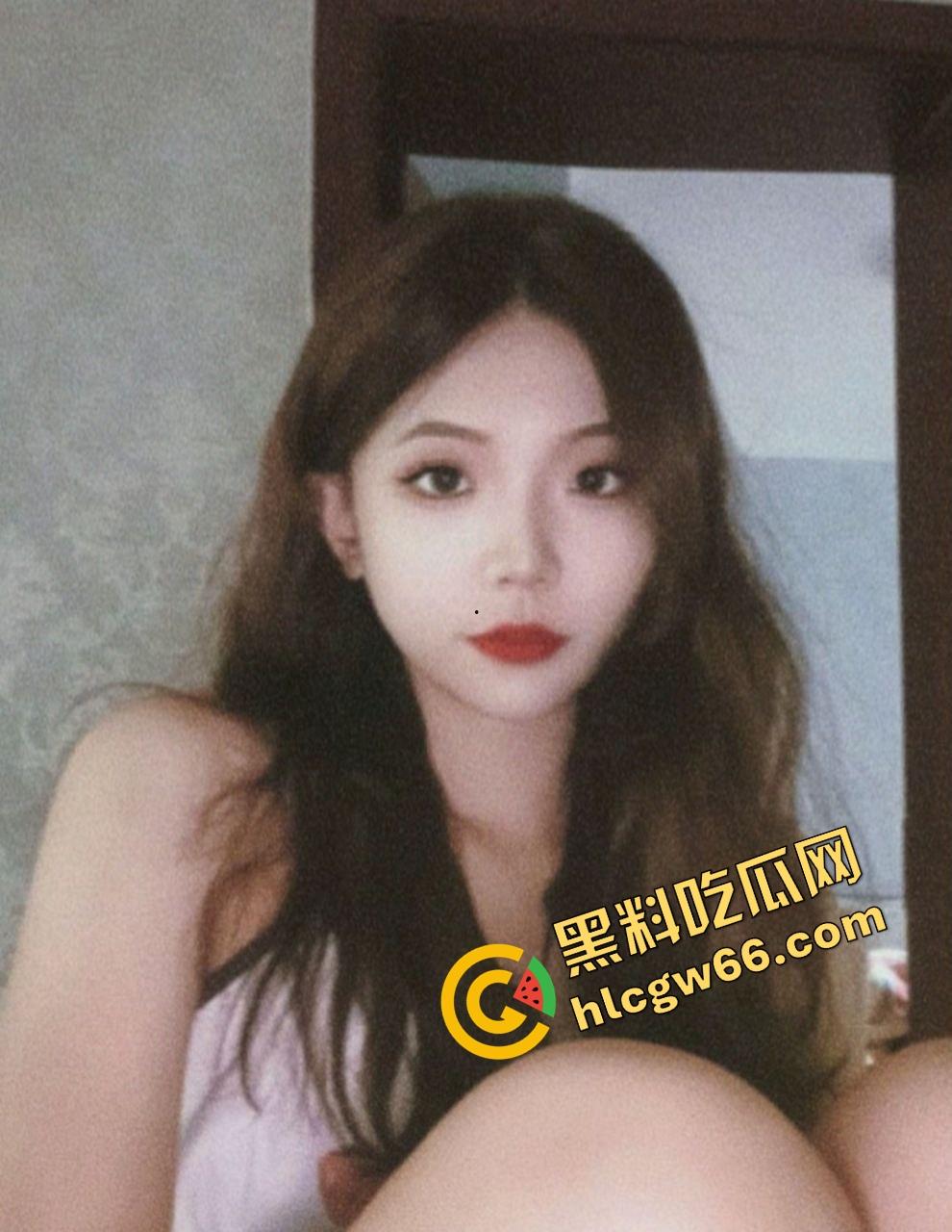 武汉黑丝淫妻『邵黎蒨』让单男爆操到痉挛，绿帽老公当场撸到射，看着自己老婆被干出还点头说真香！-3