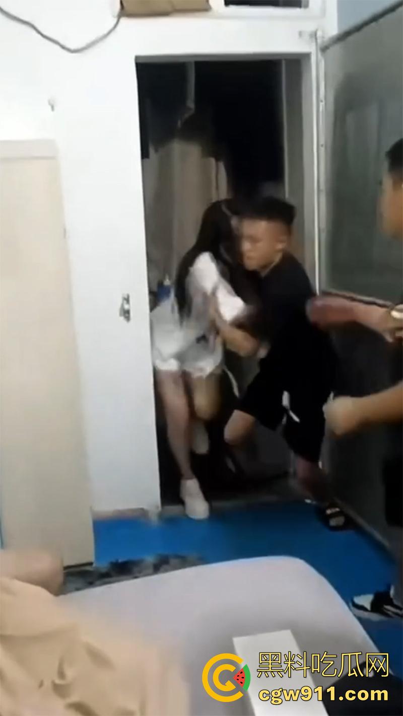 捉奸现场老公崩溃了，情夫手法绝对一流，床单都玩湿了，气得大哥飞起一脚，原来老婆竟是个骚逼啊！-6