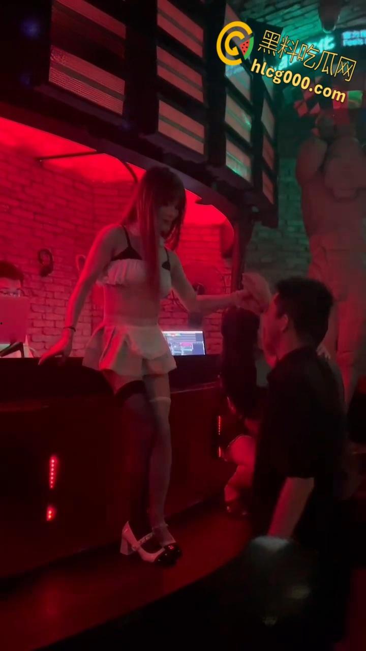 长沙酒吧爽翻天！嗨歌劲爆短裙热舞，亲嘴摸奶擦边撩骚，夜生活还得看长沙，都摸屌了这谁忍得住 ?-1